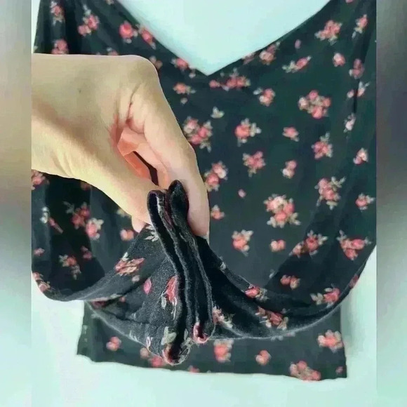 Black Pink Floral V-Neck Long Sleeve Small Witchy Emo Goth Romantic Feminine Top - Picture 3 of 5